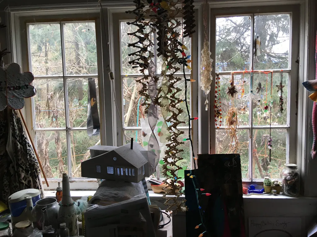 Sandy, interior with model